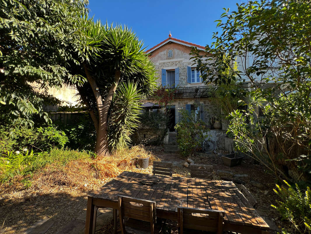 Toulon Siblas - Un charme fou pour cette maison ancienne avec jardin et piscine - photo 2