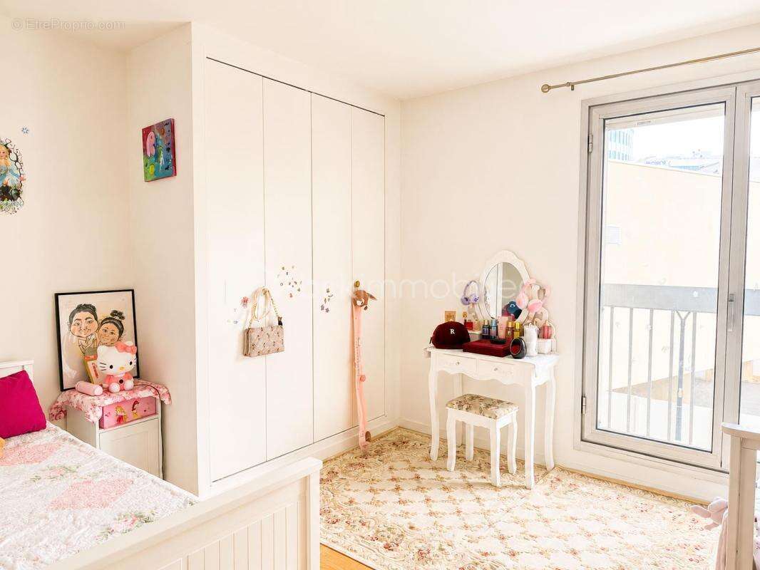 EXCLUSIVITÉ – Puteaux République  Appartement familial 113 m²  4 chambres possibles  Balcon  Cave  Parking  À 4 min du métro Lig - photo 3