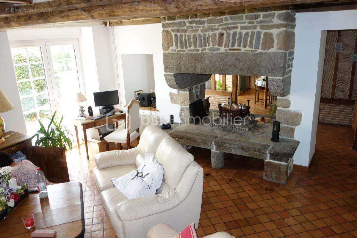 Magnifique longère en pierres sur un terrain arboré de 1801 m2 - photo 2
