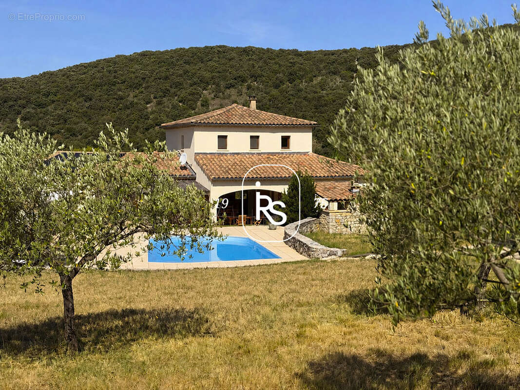 Une villa de caractère de 124 m2 avec piscine, garage et dépendances sur 4300 m2 de terrain avec oliviers. - photo 3