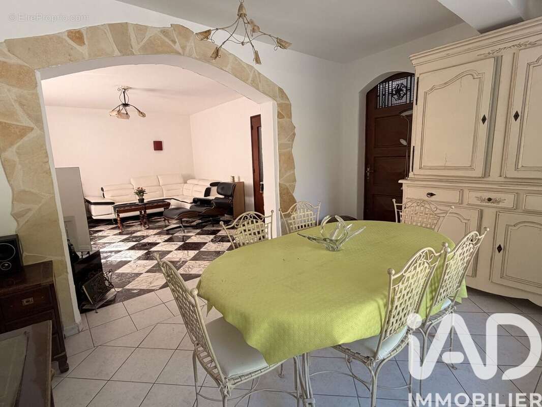 Maison 200 m² à Vitrolles  - photo 4