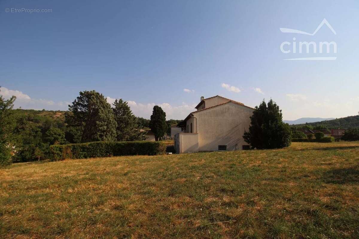 A vendre une villa de 216m² avec annexes et grand garage sur une parcelle de 9755m² - photo 14