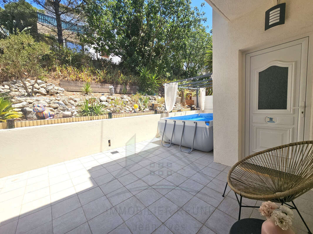Un lieu atypique aux charmes incontestables ! 3 chambres   Garage   Cave   Jardin privatif - photo 2