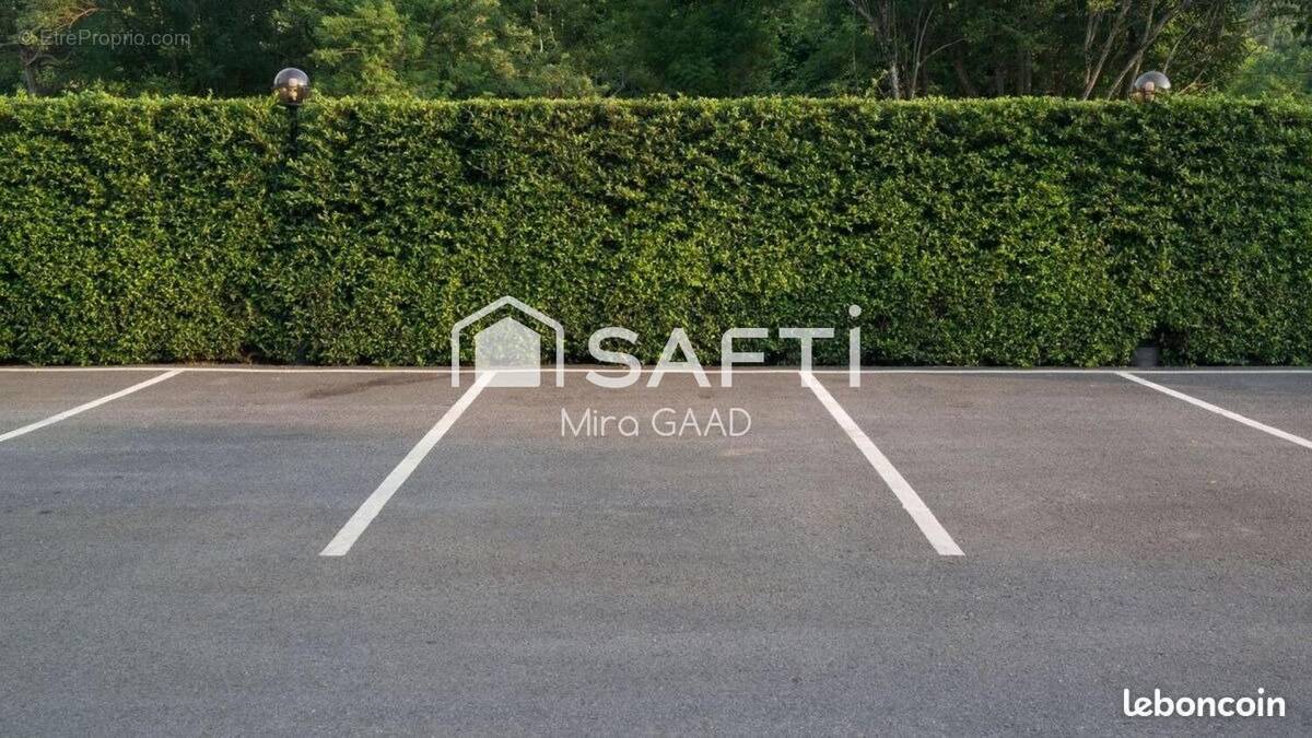 Photo 1 - Parking à CASTELGINEST