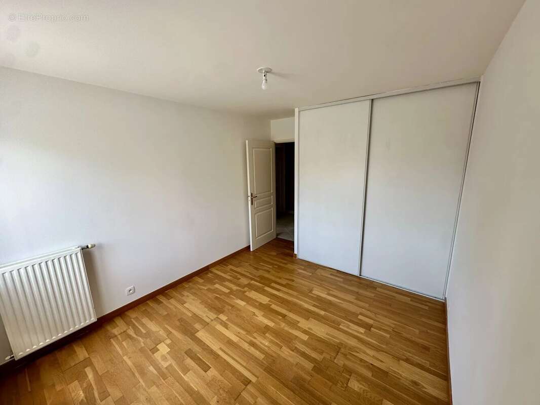 T4 lumineux de 87 m² avec balcon, ascenseur et garage en option – Secteur Gare - photo 10