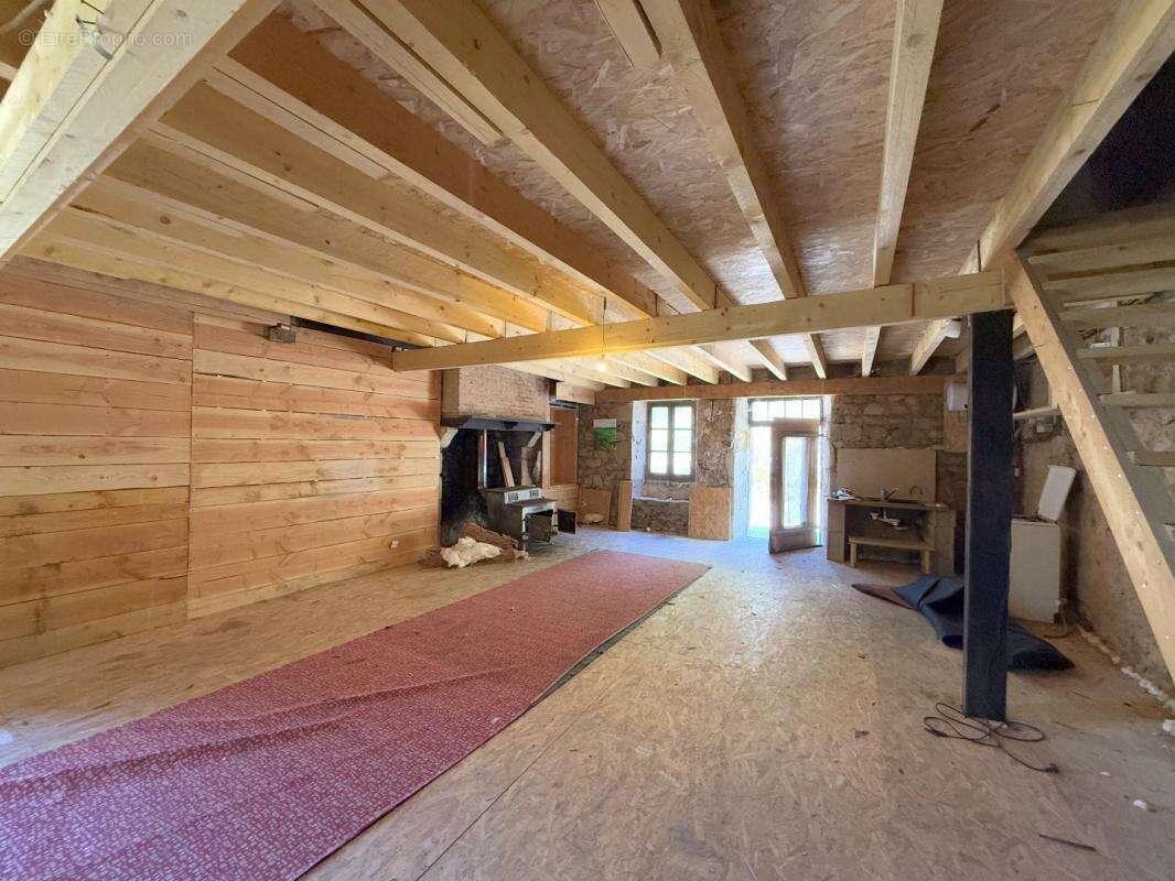 Maison à SAINT-BARTHELEMY-DE-BUSSIERE