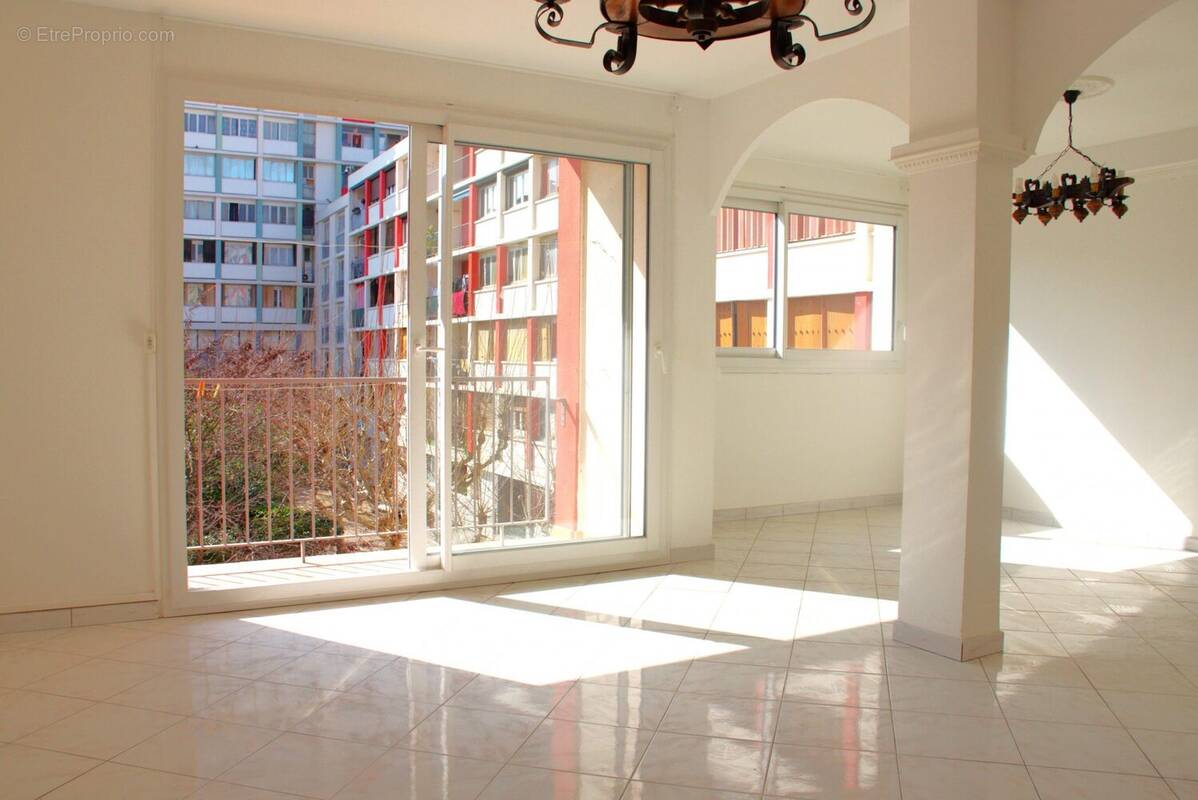 Appartement à MARSEILLE-3E