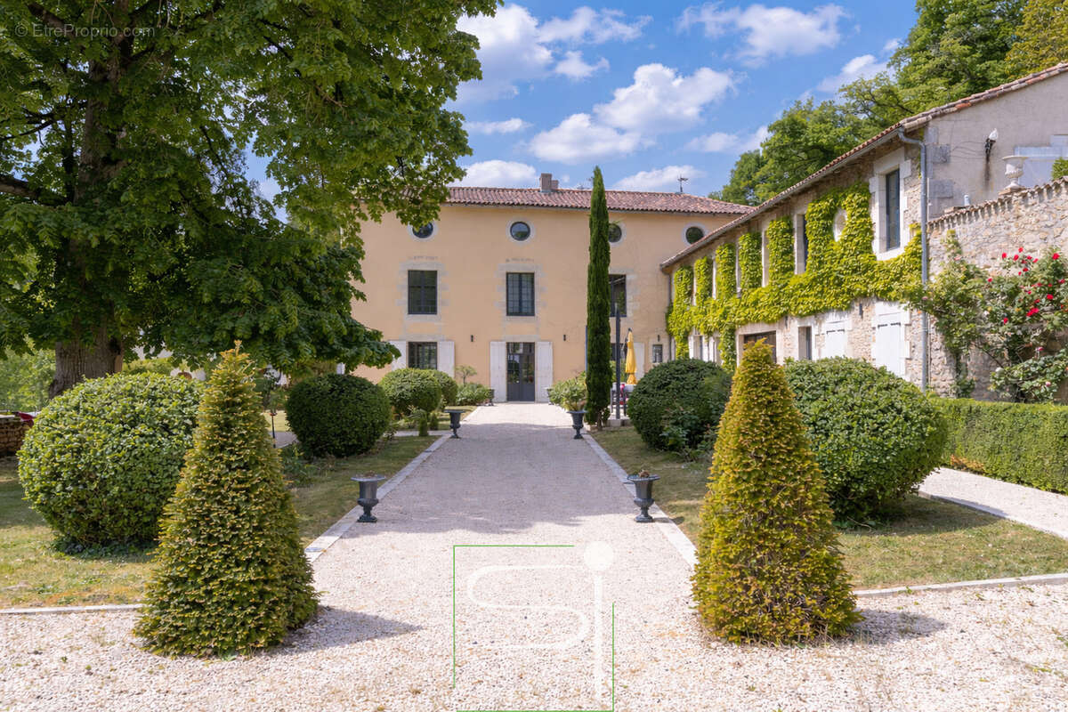 Maison à LIGUGE
