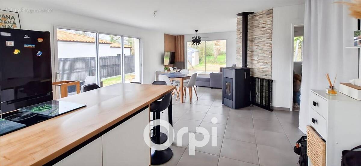 Maison à LA CHAIZE-LE-VICOMTE