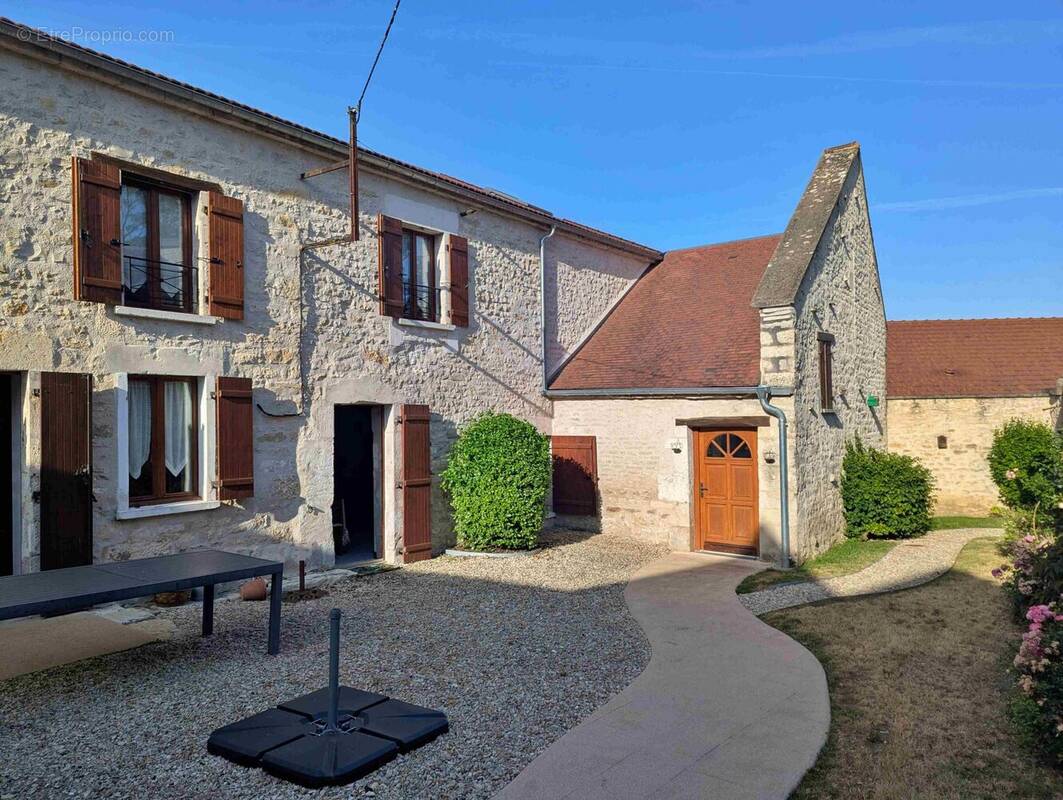 Belle maison familiale à vendre dans un village médiaval - Maison à BAZARNES