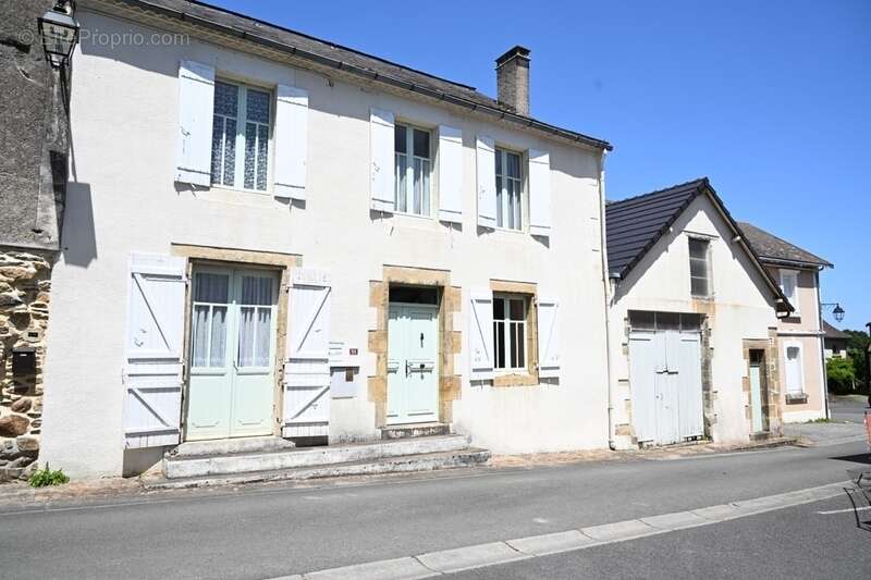Maison en pierre avec garage située dans le village de Sarrazac - photo 2