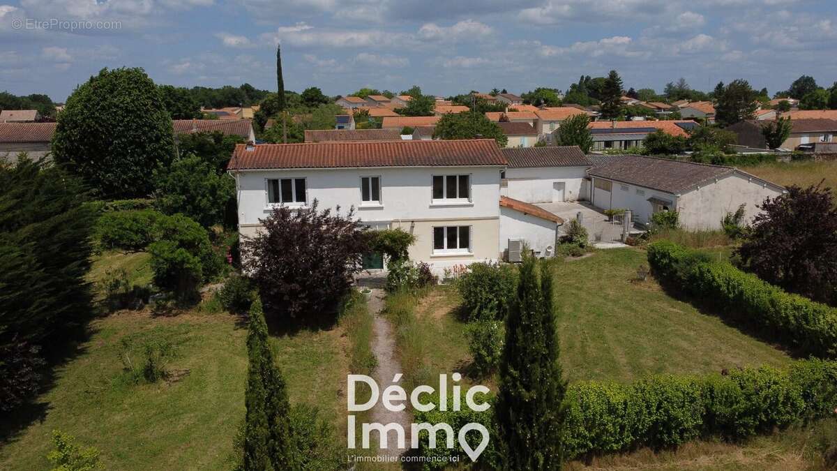 Maison avec studio indépendant et grandes dépendances  191 m² - photo 19