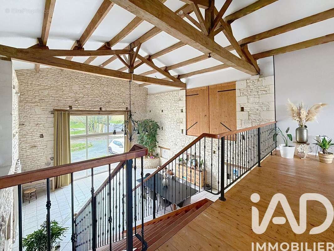 Maison 408 m² à La Foye-Monjault  - photo 2