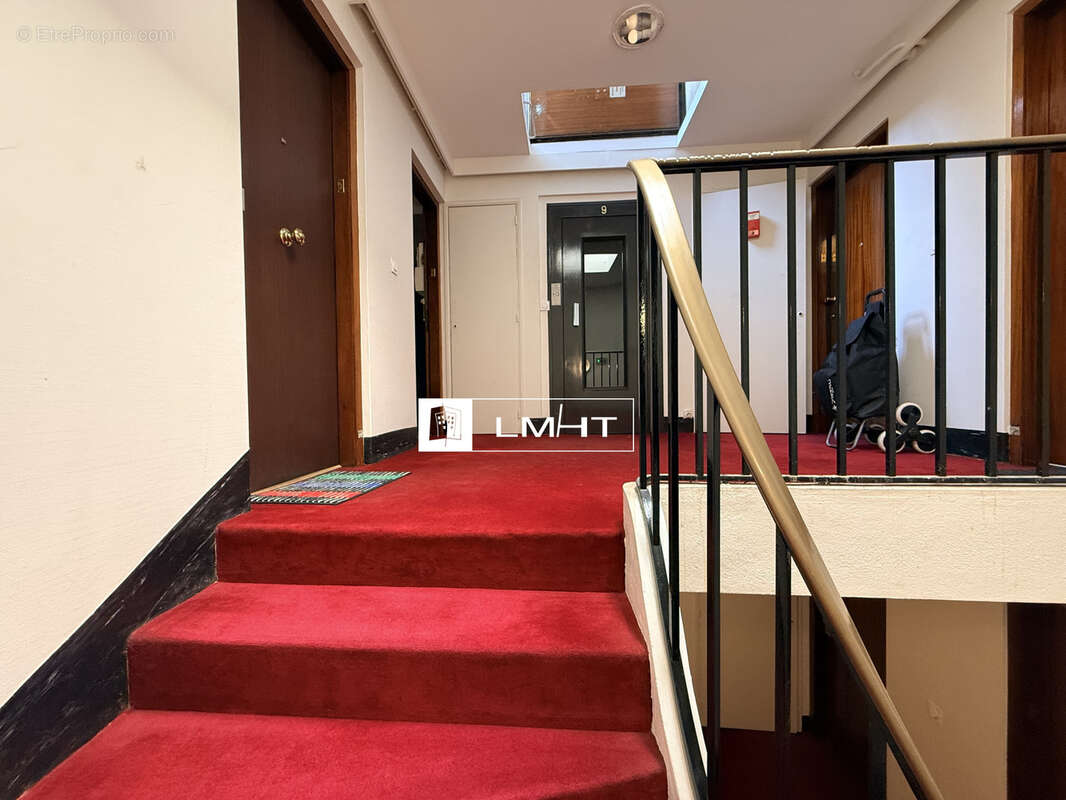 Dernier étage, vue dégagée plein Sud et beau potentiel pour ce studio de 32 m2 - photo 9