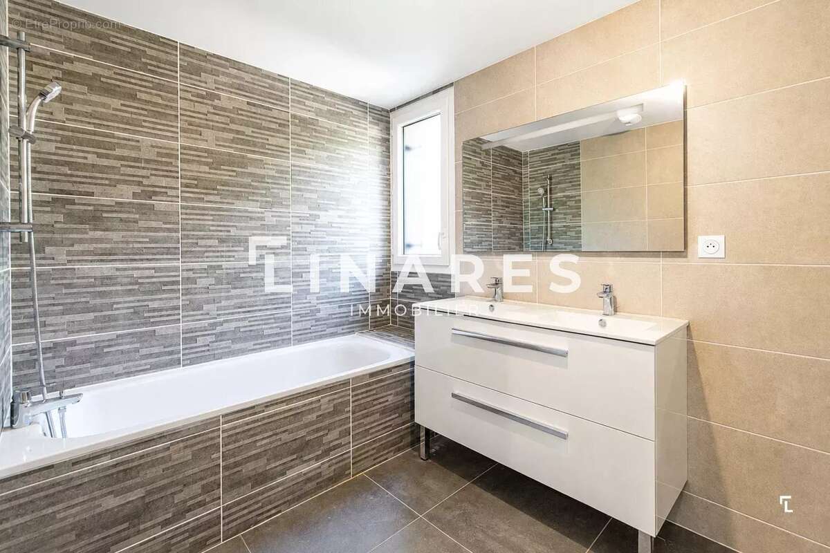 LE DOMAINE DE BELLEPEIRE - Appartement T4 de 81m2 - Terrasse - Double box (sus) - 13170 LES PENNES MIRABEAU - photo 8