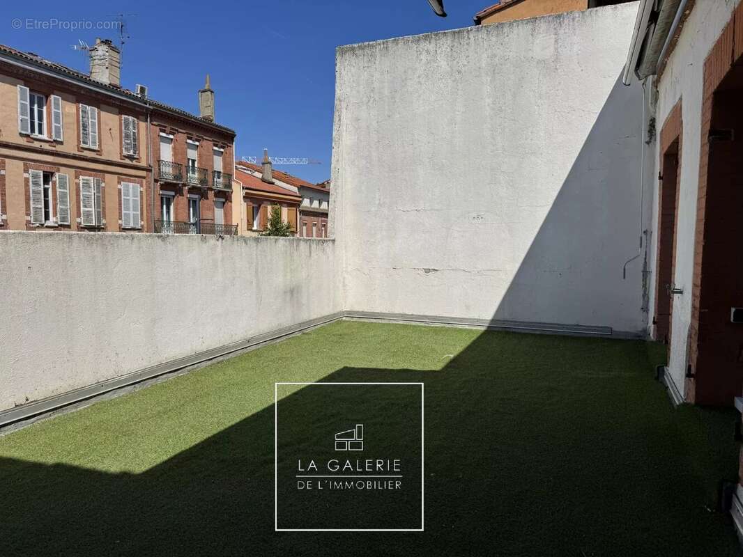 A vendre - Palais de Justice - Maison de caractère à réinventer avec garage exceptionnel et extérieurs - photo 5