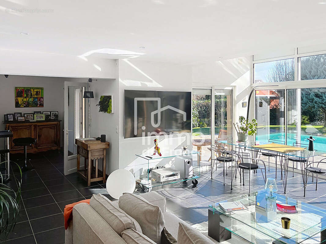 Maison familiale 5 chambres avec piscine sur terrain arboré de 2 000 m² - photo 2