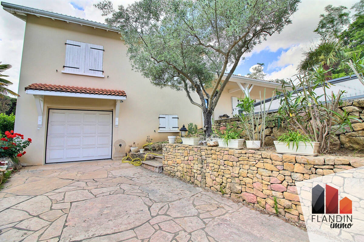 Maison à SAINT-GENIS-LAVAL