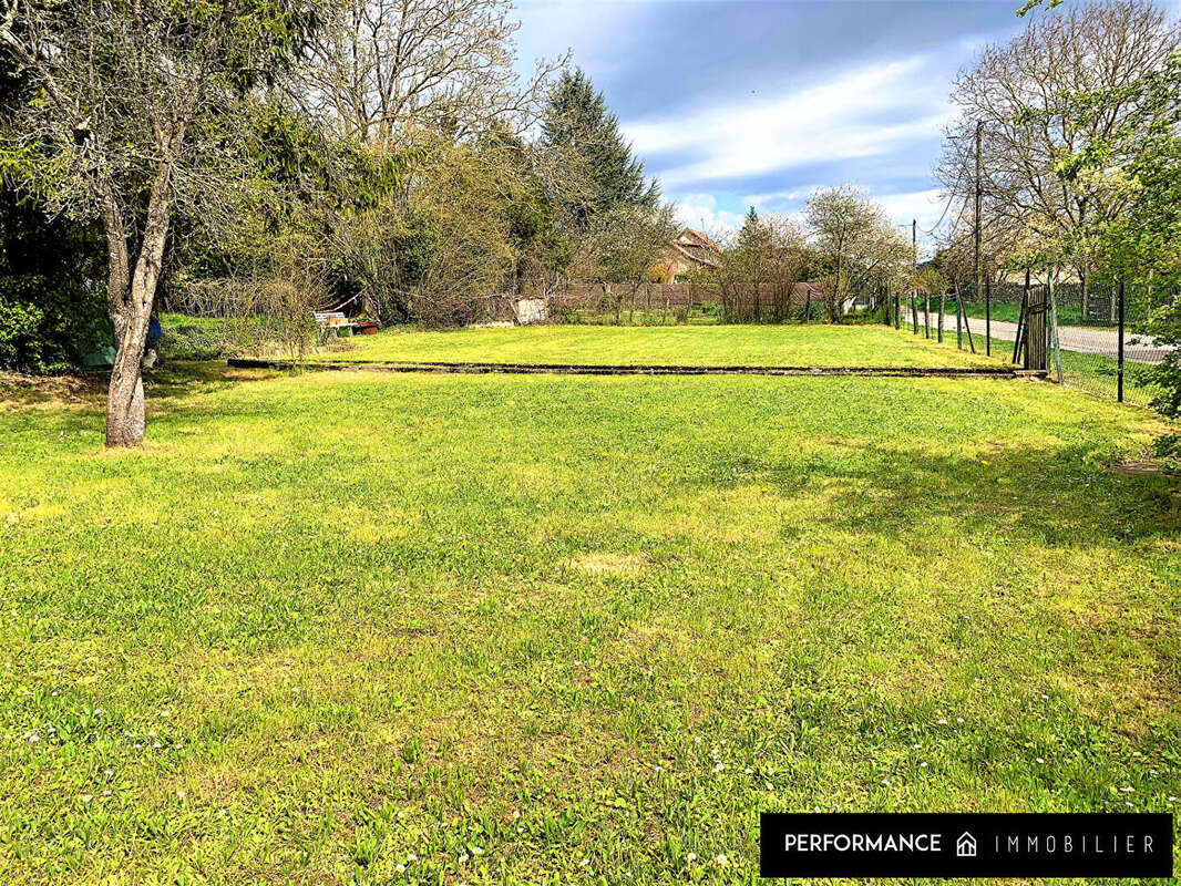 Terrain à VANNES-LE-CHATEL