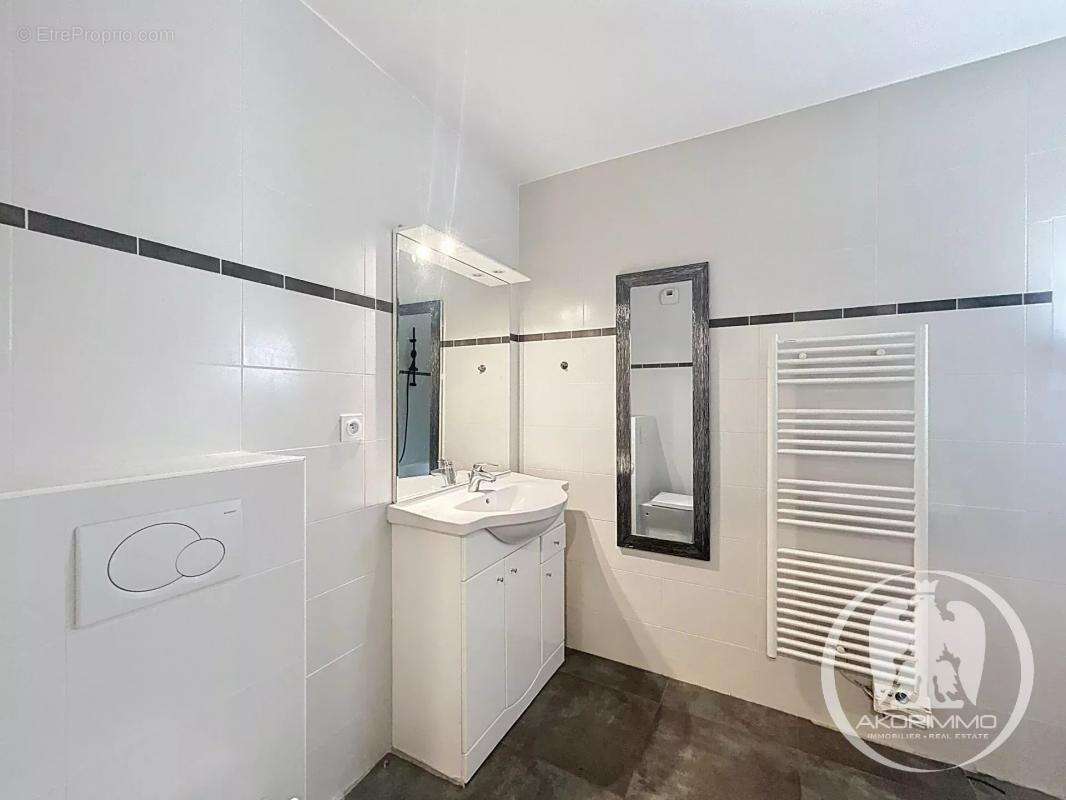 Appartement à SAINT-LAURENT-DU-VAR