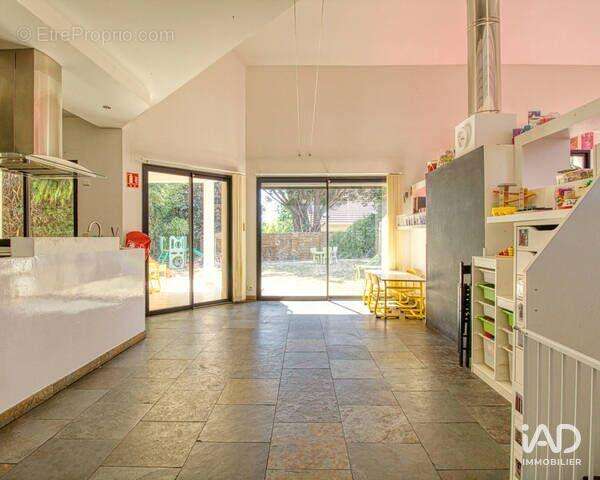 Maison 166 m² à Bussy-Saint-Georges  - photo 4