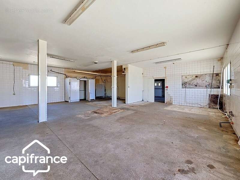 Local d’activité 260 m² + logement 132 m² – parking privé – terrain 1 690 m² – forte visibilité – Thouars (79100) - photo 11