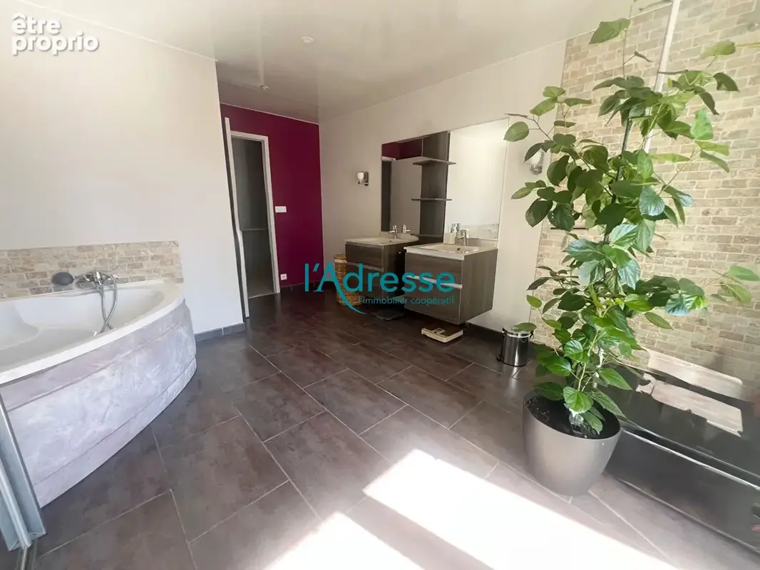 Maison familiale de 235 m² avec terrain arboré de 5 200 m² - photo 4