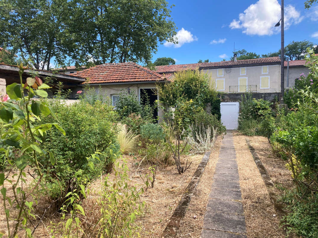 dans village vivant, charmante maison en bon état avec jardin, atelier, et garage. - photo 8