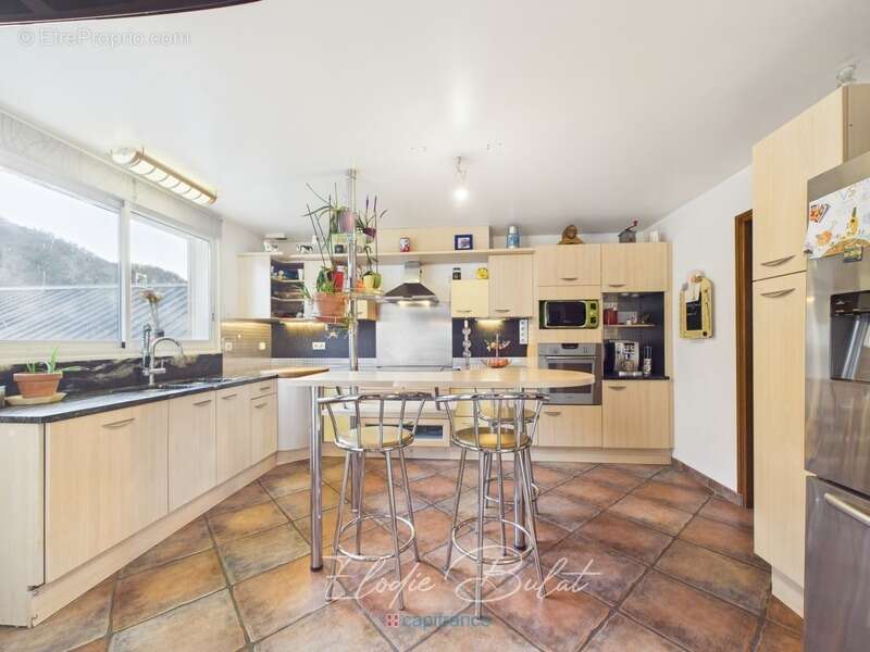 Maison familiale avec piscine, jacuzzi, dépendance de 70 m² et vaste sous-sol - photo 4