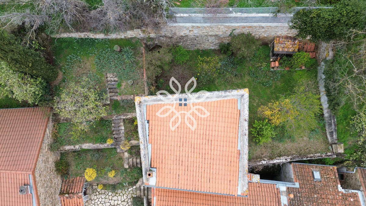 Maison avec jardin, terrasse, dépendances et fort potentiel - photo 21
