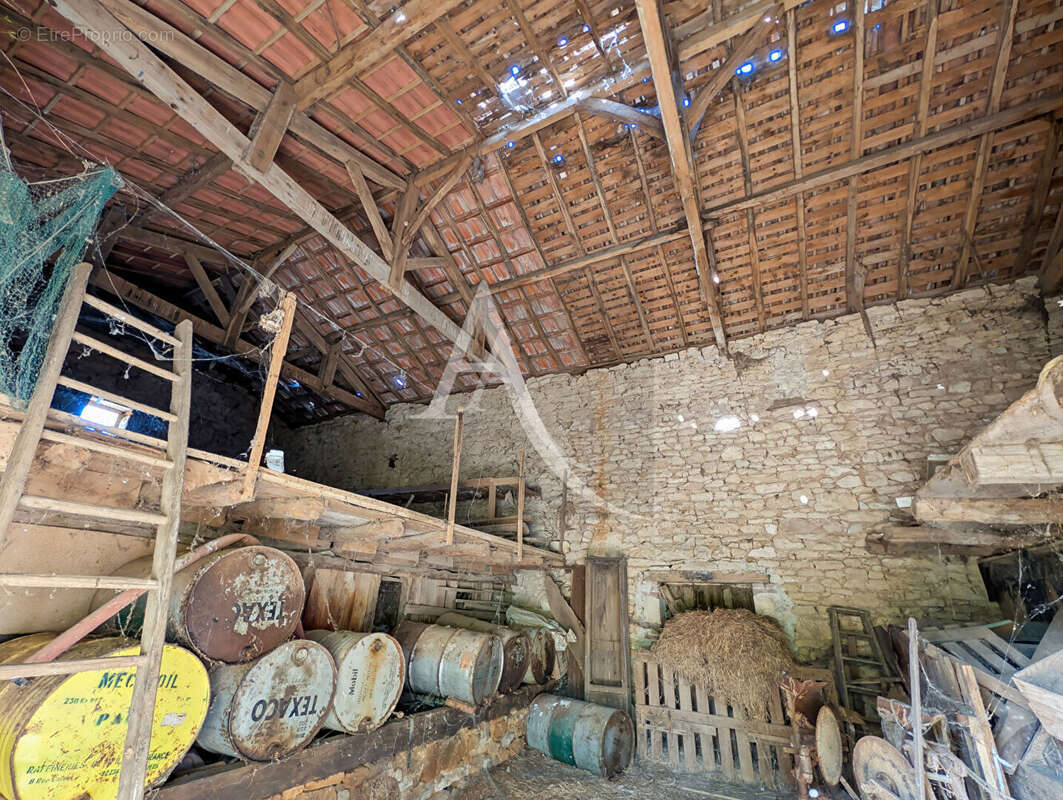 Maison et grange en pierre à rénover - photo 15