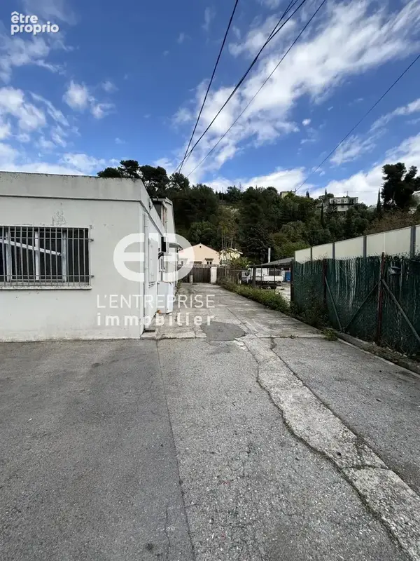 A VENDRE ENTREPÔT à ST ANDRE DE LA ROCHE d'une superficie de 400m² avec Bureaux et Extérieur de 500m² - photo 4