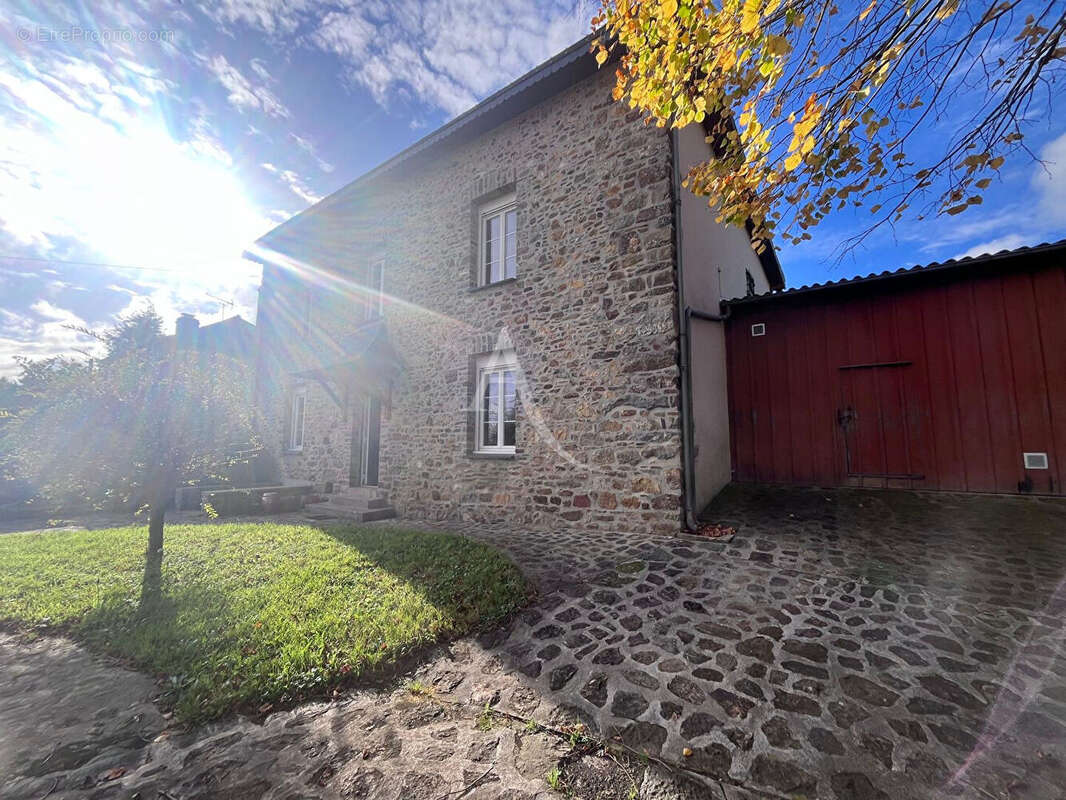 Maison à LE GENEST-SAINT-ISLE