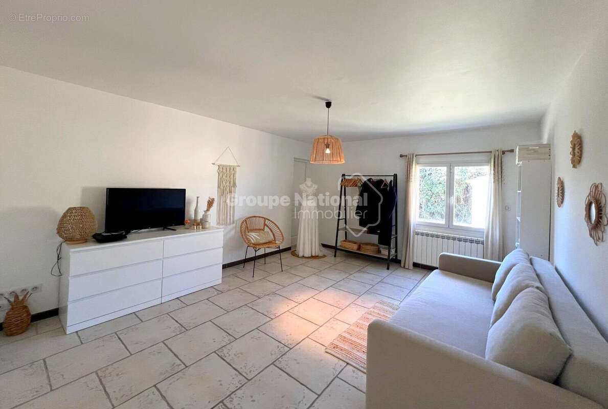 Maison à ENTRAIGUES-SUR-LA-SORGUE