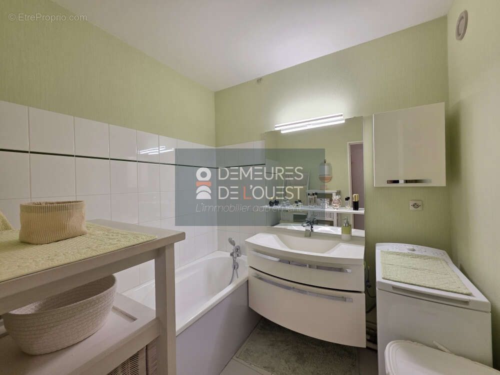 Appartement T2 - 63,50 m2 - 1 chambre - grand balcon - cave - un parking abrité - photo 11