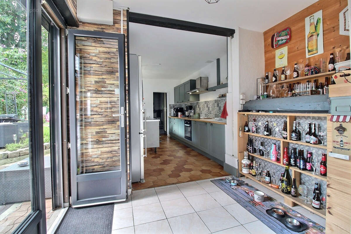 Maison familiale semi-plain-pied de 186m2 avec 5 chambres et 3 salle de bains. - photo 7