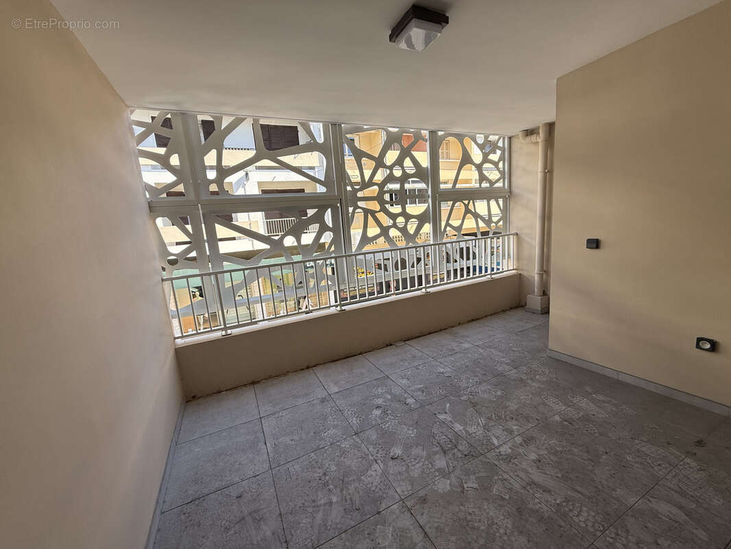 F3 de 67  m2 et terrasse 19 m2 en centre ville Saint Denis - photo 2