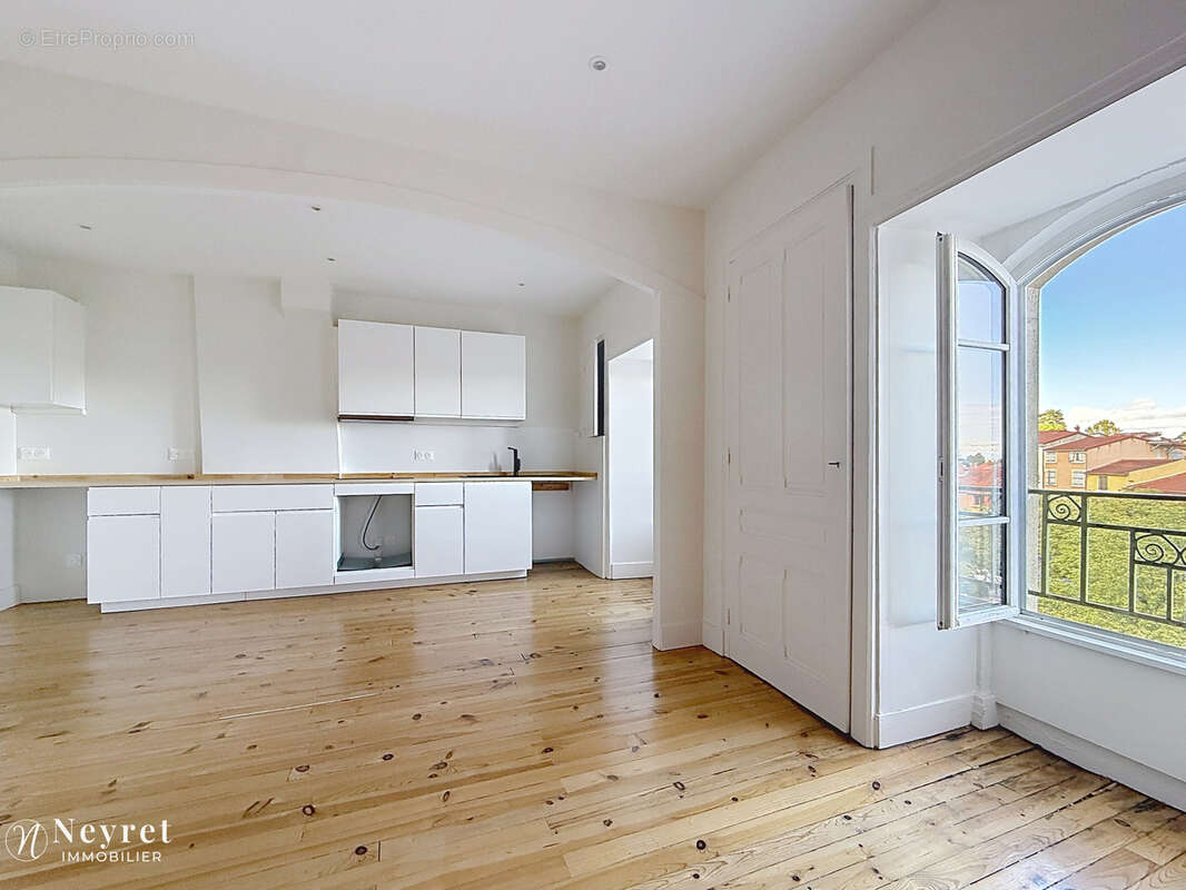 Appartement à SAINT-GENIS-LAVAL