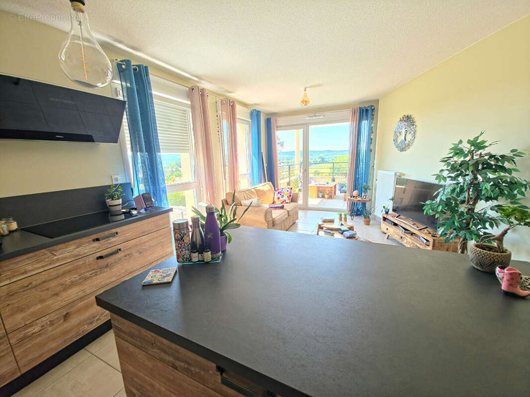 FRONTONAS CENTRE Superbe appartement avec terrasse et vue dégagée ! - photo 10