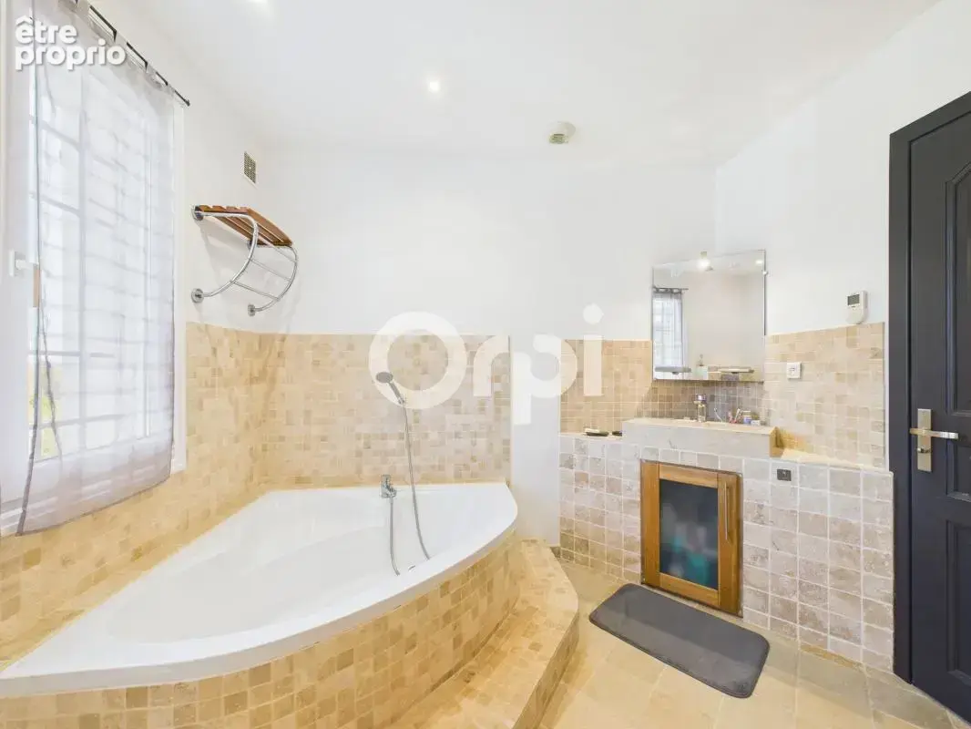 Villa 251 m² - 5 chambres - rénovée - au calme - photo 16