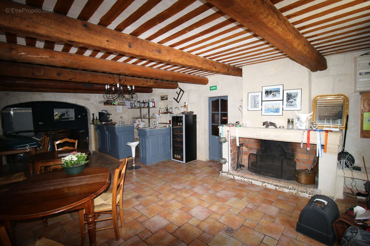 Maison de maître avec jardin, pisicine, parkings. - photo 17
