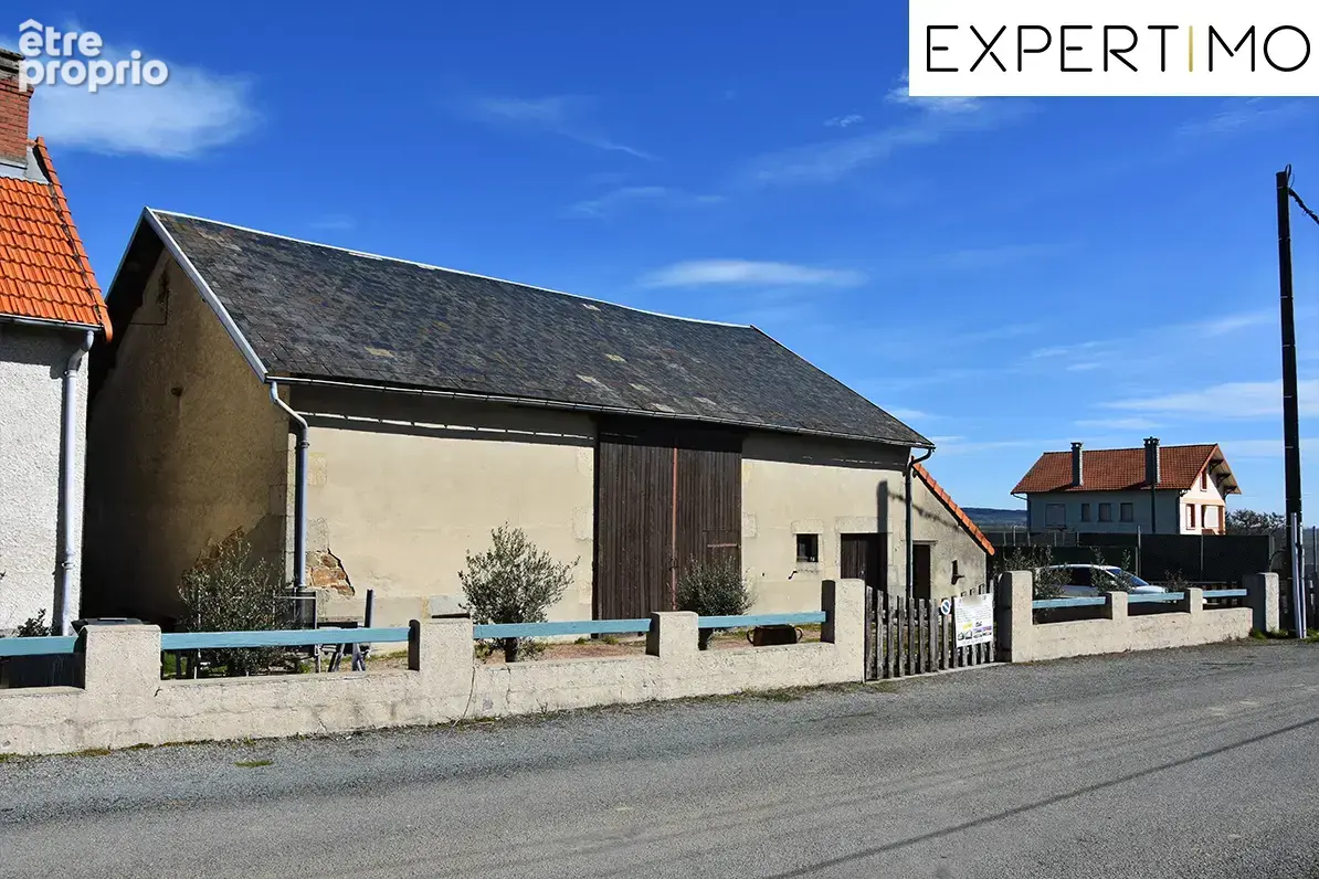 Menat, ensemble de 3 maisons, grange et terrain de tennis sur 7128m2 de terrain plat. - photo 5
