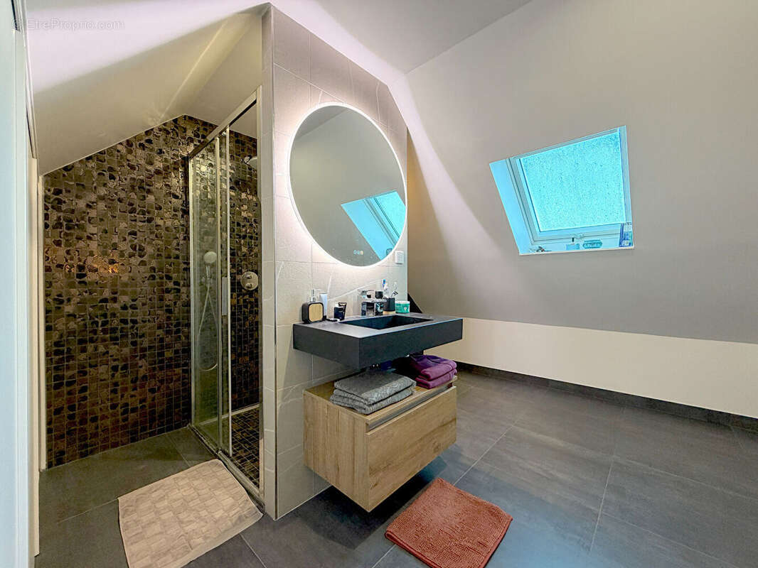 Maison à VALLANGOUJARD