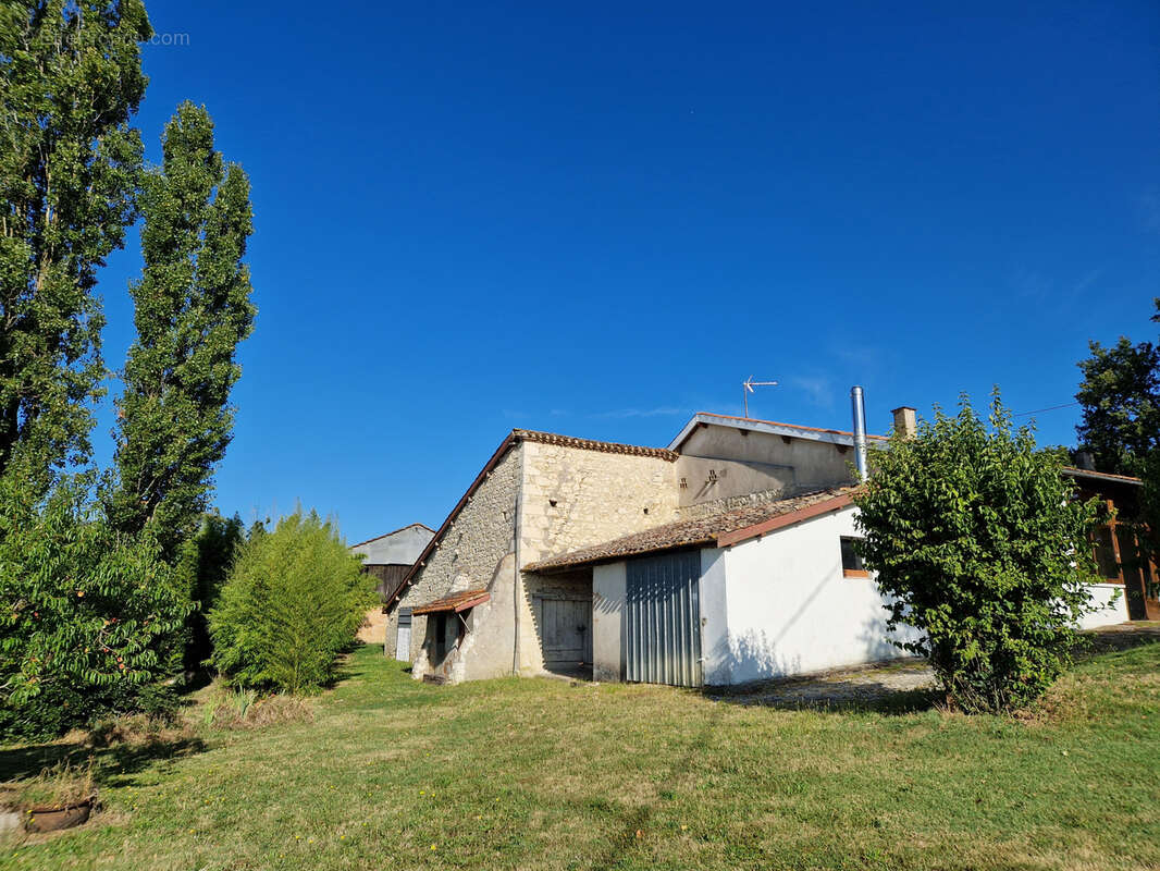 Proche VILLERÉAL, EN PLEINE CAMPAGNE, ancienne ferme à rénover...potentiel intéressant ! - photo 4