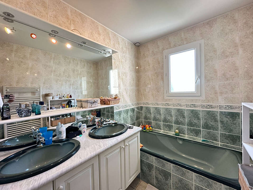 Maison à LA BAZOGE-MONTPINCON