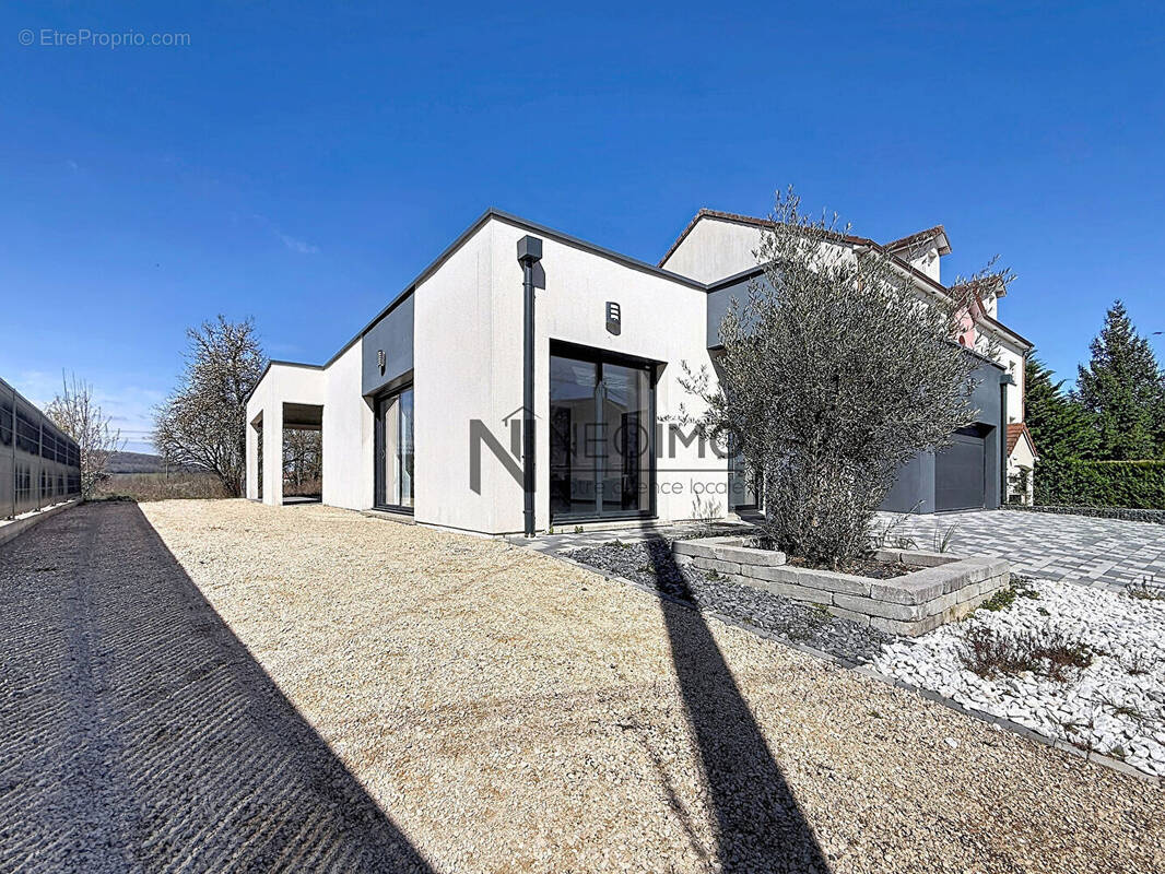 Maison à NEUFCHATEAU