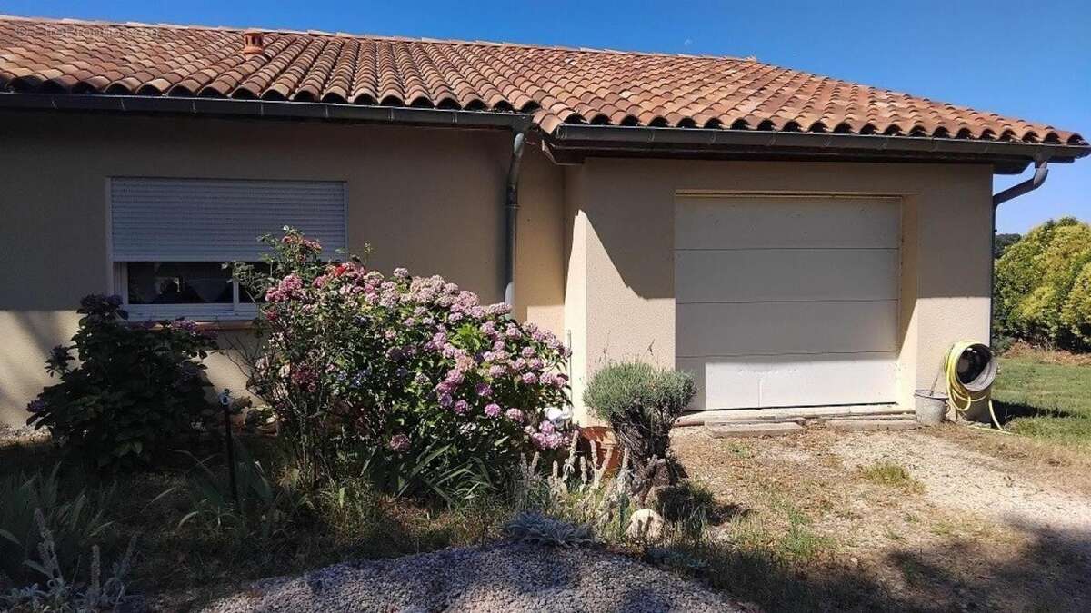 Située à Saint-André (31420), cette maison traditionnelle offre un cadre de vie paisible au cœur d'un village dynamique. Proche  - photo 5