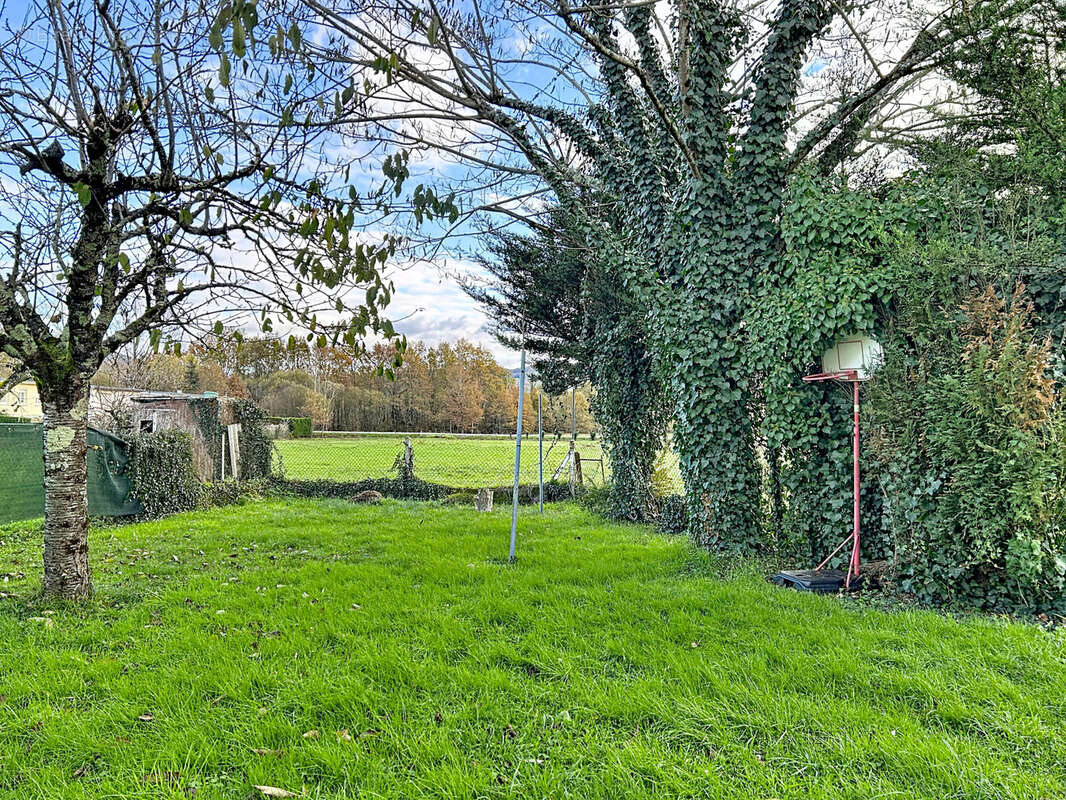 Maison à SAINT-PANTALEON-DE-LARCHE