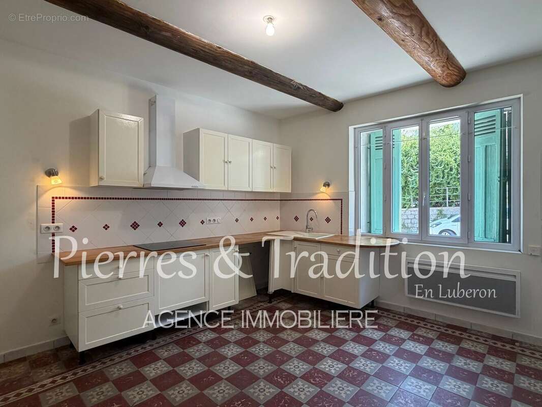 Céreste, immeuble entièrement rénové composé de 3 appartements avec cour et dépendances - photo 9