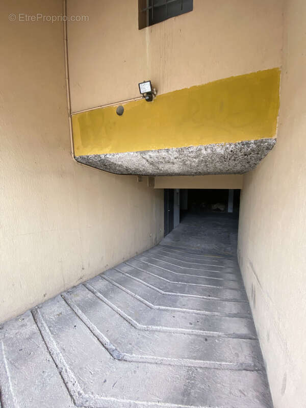 Place de Parking et cave - photo 2